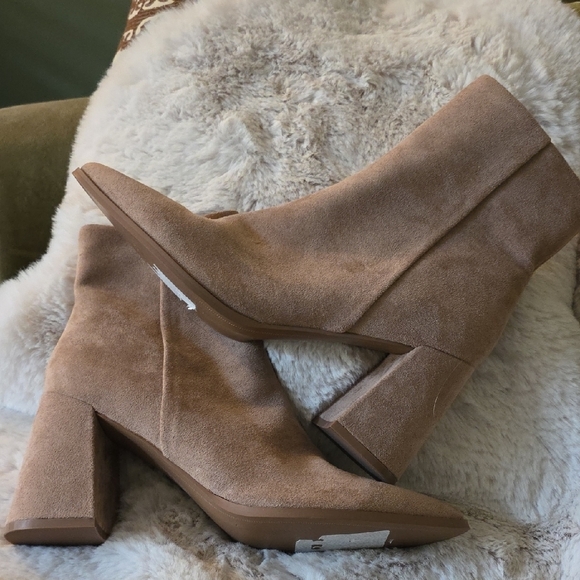 NWOB Chic Tan Stephan New York Faux Suede Heeled Boots-Size 11 - Picture 2 of 4